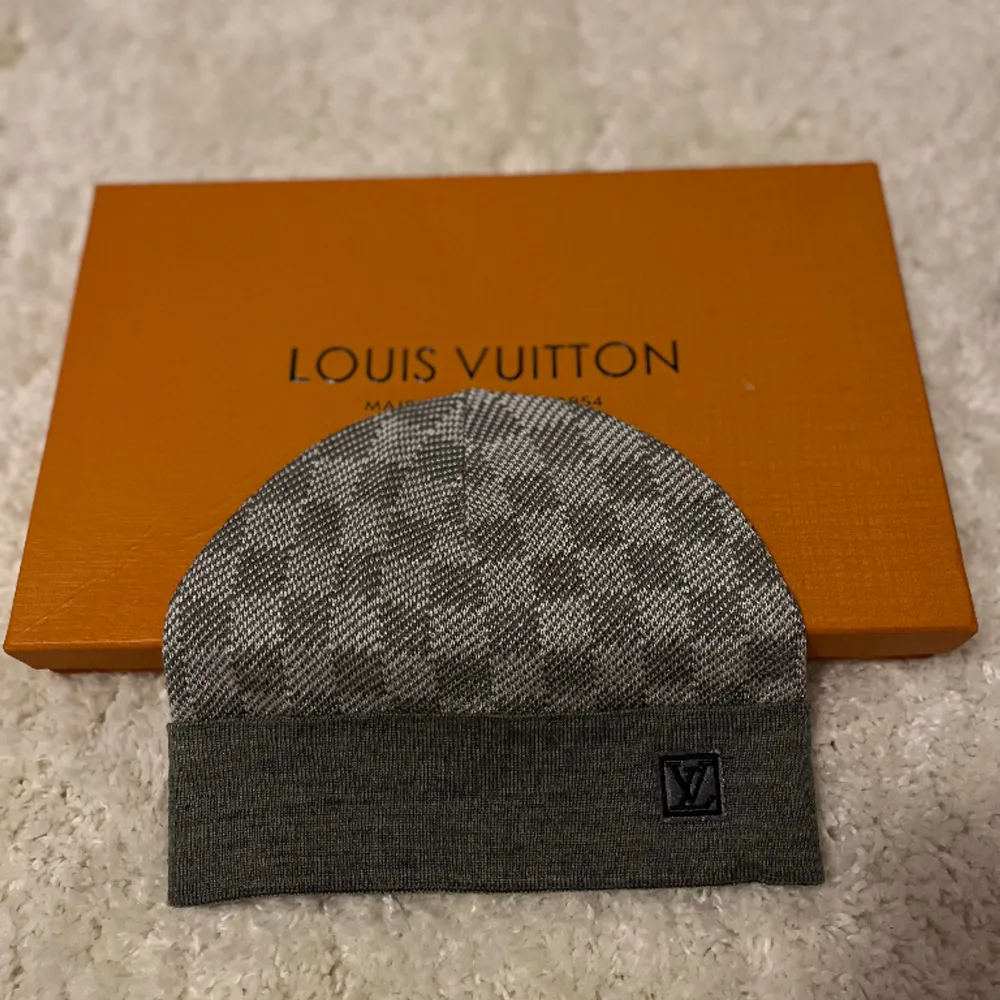 Hej! Jag säljer nu detta Louis Vuitton set som består utav en mössa och en halsduk. Skicket är 10/10 då det är helt nytt och oanvänt. Låda medföljer och annat tillbehör medföljer. Är en replika. Priset kan diskuteras vid snabb affär💯. Accessoarer.