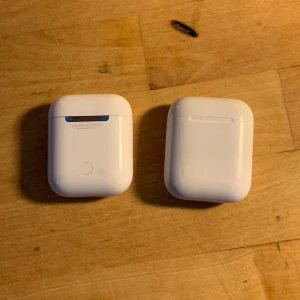 Airpods - Två airpodskal en med hörlurar.  Båda fungerar bra och i bra skick Pris för skalet endast 350 Pris för skal med hörlurar 450