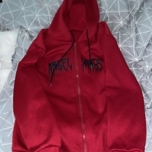 En tjock tröja  - Det är en tjock tröja och den är ganska varm och den är i bra skick 