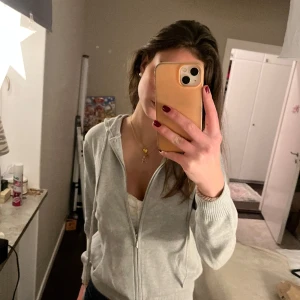 Zip-up - Finsnickad zip-up hoodie. Väldigt mjuk och skön.💓helt ny med lappen kvar,  säljer pga för stor:(