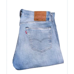 Levis 501 - Levis 501 som nästan aldrig använts 32w32l Nyskick, skickar gärna flera bilder, skriv vid funderingar