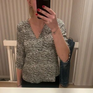 Trekvartsärmad tröja  - Säljer denna trekvartsärmadade tröja med randigt mönster storlek s
