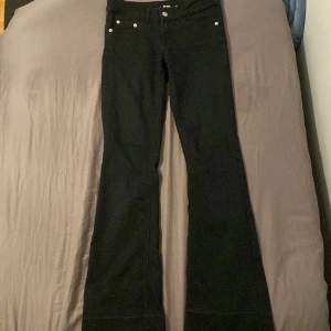 Svarta bootcut jeans från bikbok, knappt använda. Säljer för att jag har för många andra byxor☺️ originalpris 599kr