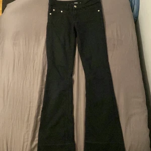 Jeans low waist bootcut - Svarta bootcut jeans från bikbok, knappt använda. Säljer för att jag har för många andra byxor☺️ originalpris 599kr