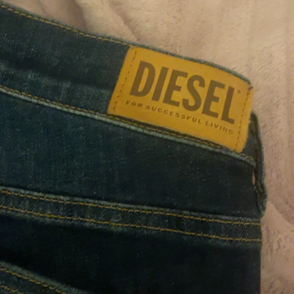 Lågmidjade jenas från diesel Säljer för att dom är lite för stora för mig så har inte använt  dom. 💕💕💕 priset kan diskuteras🫶🏼🫶🏼. Jeans & Byxor.