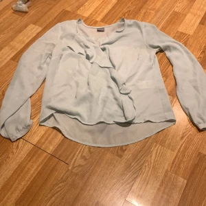 mesh blus💞 - mesh blus med volanger i himmelblå/mint färg. strl 34 SÅ VACKER💞