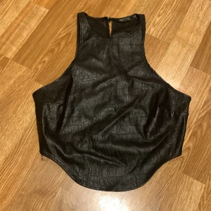skinntopp - skinn topp från nelly i strl xs men passar även s. längre fram. perfekt till fest SUPER SNYGG💞