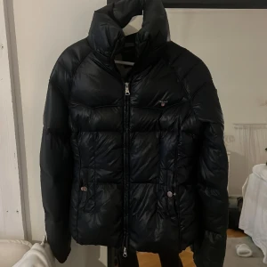 Gant jacka varm - Säljer min gant din jacka, använd men väldigt gott skick. 