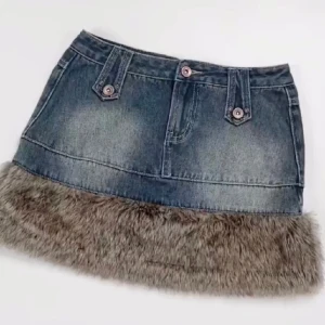 Faux fur trim mini skirt - Faux fur mini skirt säljer då den inte kommer till användning från Emmiol