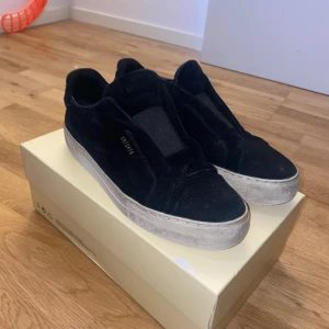 Axel arigatos - Box ingår i köpet, skick: 8/10 därmed priset inga synliga defekter förutom ett litet hål på insidan av skon. Tvättar dom en gång extra när ni köpt dom. Kan gå ner i pris vid snabb affär. 