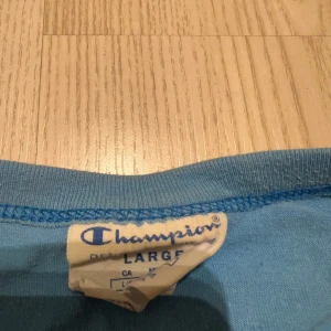 Champion t shirt - En oversized champion t shirt som jag haft i 3 år. Använder inte längre. Frakt ingår inte i priset <33