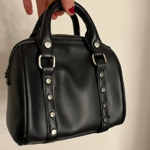 Handväska - Söt liten väska, lite trasig därav pris💕