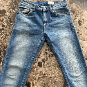 Tiger of Sweden jeans - Bilderna på vissa annonser här blir dåliga för någon anledning, så skicka DM för bättre. Jeansen har använts ett fåtal gånger och icke-tvättad, så den är i nyskick. Passformen är slim fit, modellen ’Evolve’ och ordinariepriset ligger på cirka 1500kr.