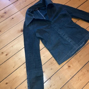 Skjorta Only - Fin skjorta i korsett-stil med snörade ärmar. Storlek S. 