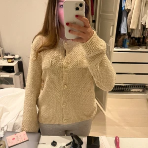 Struktur kofta - Guldig struktur kofta från H&M. Helt oanvänd.  Kan gå ner i pris vid snabb affär 💝