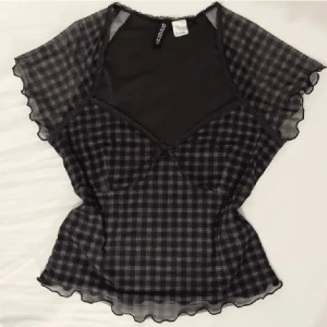 Grå coquette tröja - Söt tröja som sällan använts sà den är i nytt skick. Materialet är lite genomskinlig överallt förutom vid brösten.🤍🤍