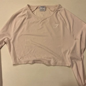 Gymshark träningströja - Säljer då jag aldrig använt den! Storlek S. Säljer även flera andra plagg från gymshark