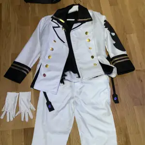 Säljer min mikaela hyakyua kostym, köpt februari 2023 och använd ett par gånger plus 1 gång på konvent men i bra skick :)