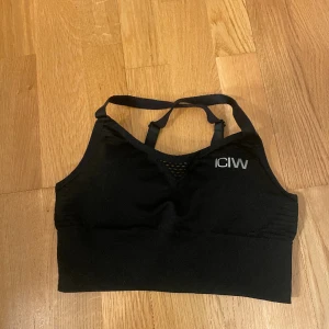 ICIW sportbehå - Säljer denna oanvända sportbhn från i can i will då den är för liten på mig. Den är testad men har inte orkat lämna tillbaka den. Den har även jättefin pushup. Skriv vid funderingar🥰