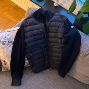 Moncler Cardigan - Säljer denna sköna navy Moncler Cardigan i superbra skick. Årsmodell 2017, storlek M. Hör gärna av er vid frågor & funderingar!! 