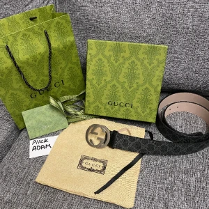 Fetaste GUCCI BÄLTE - Mycket fint och stilrent Gucci bälte grå med kartong och box, passar perfekt som en fin julklapp eller present