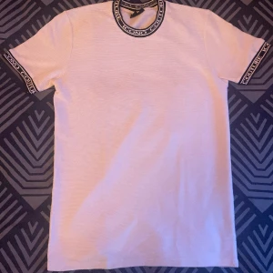 Vit t-shirt  - Vit t-shirt från Icono i storlek L.