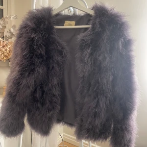 Pälsjacka!! - Annonsen finns redan uppe på min sida men plick la ut gratis frakt idag så tänkte att jag lägger ut igen!🙏🏽 den är i fint skick och är typ mörk lila