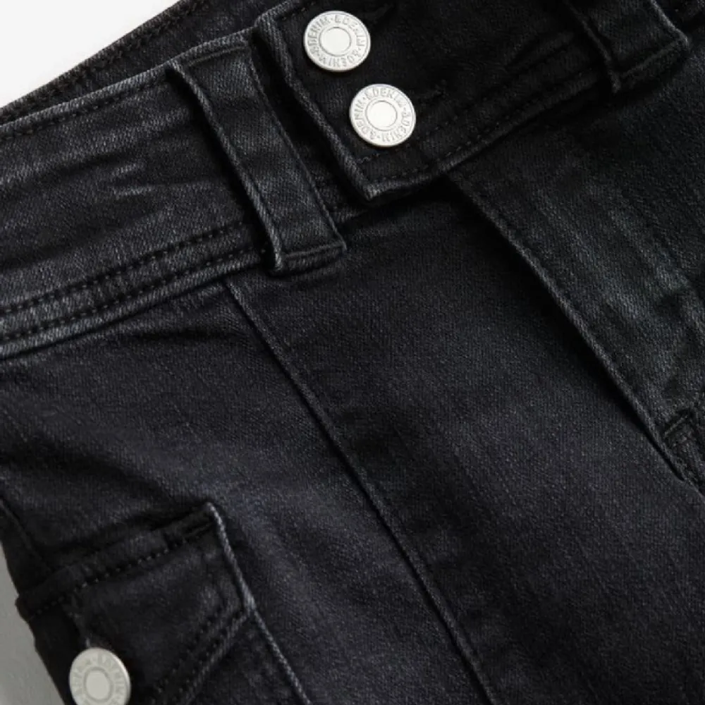 Intressekoll, lägg prisförslag. Lågmidjade bootcut jeans  ( Passar mig som är xs/s, 167cm lång, w 26 )  De är stretchiga och kan även regleras i midjan. Jeans & Byxor.