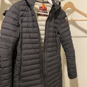 Parajumpers Irene vårjacka  - Parajumpers Irene vårjacka  Storlek xs  Jackan har endast används vid få gånger, i nyttskick. Säljer den då jag inte har plats eller användning för den längre.  Vid snabb affär kan priset diskuteras 