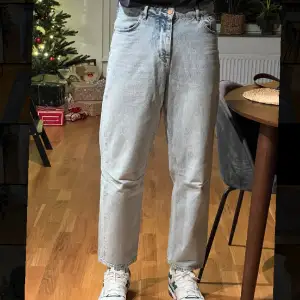Ljusblåa jeans från asos i storlek 32/30. Jag är 185cm lång. 