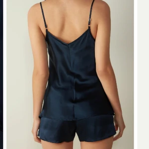 Intimissimi pyjamas  - Superfin pyjamas i siden från intimissimi som inte kommer till användning🤍shortsen är S och tröjan Xs🤍bra skick utan defekter🤍nypris 1000🤍säljer för 450🤍skriv vid frågor!