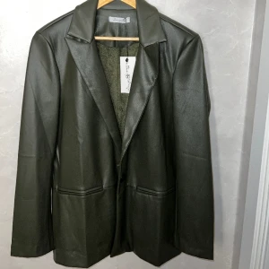 Blazer - Nyskick, oanvänd med prislapp❤️ från Design by Si! Färg mörkgrön Utgått ur sortimentet så finns inte längre att köpa på deras hemsida💌