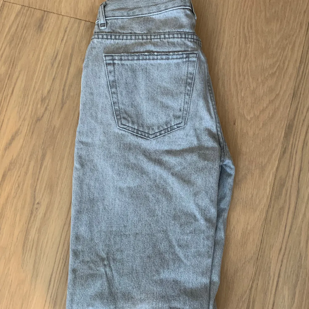 Grå Lågmidjade jeans från Gina Tricot i storlek 32. Sitter helt perfekt! Använda ett flertal gånger men fortfarande i mycket bra skick!  Säljer pga för små i storleken för mig.. Jeans & Byxor.