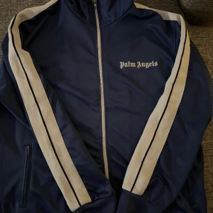 Palm Angels cardigan - Säljer min palm angels cardigan då den är för liten