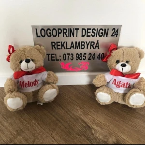 Personliga presenter  - Tja! Ville marknadsföra mammas företag lite. Mamma gör personliga gåvor med egna tryck där du får välja precis vad du vill skriva. Hon gör allt från nallar, ljusstakar, muggar, samt massor me annat så checka gärna in hennes instagram ”logoprintdesign” 