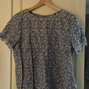 Blus/Topp - Blus/topp i blå och vit färg. Superfin till fest eller vardags. Använd fåtal gånger. Kan postas eller hämtas ut i Lund.