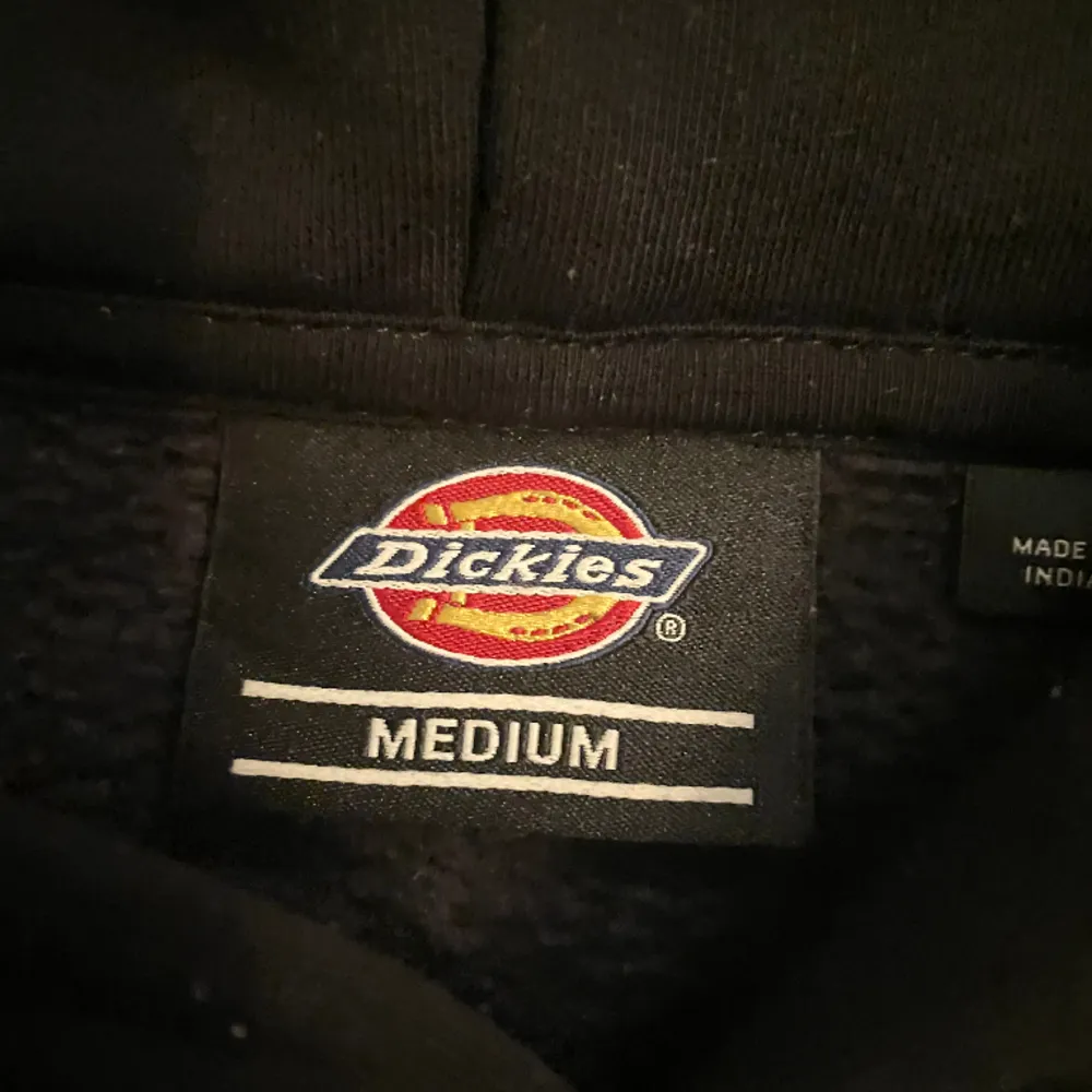 Tja! Säljer denna dickies Hoodie då den inte kommer till användning längre. Den är i size M och i väldigt bra skick! Kom dm vid mer frågor👏. Hoodies.