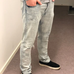 Ralph Lauren jeans - Säljer ett par feta Ralph Lauren jeans! De är i perfekt skick knappt använda och har inga defekter alls! De är i storlek 33/32 så dom passar mig som är 186 perfekt. (OBS dom ser smutsiga ut på bilden men modellen är så) Hör av er vid funderingar!