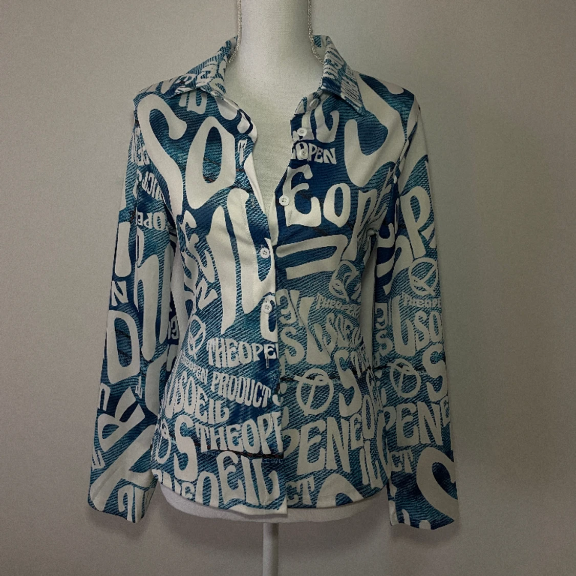 Blå, vit skjorta/blus