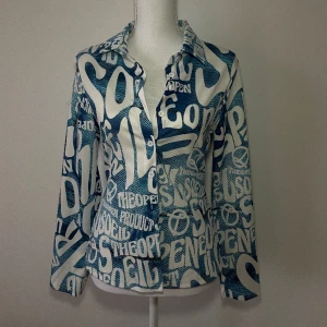 Blå, vit skjorta/blus - Strl M, använd 1 gång