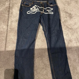 Running dog denim jeans  - Storleken är 38 och jeansen är raka 
