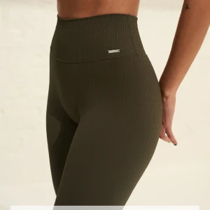 Aimn ribbed tights  - Aldrig använda, bara testade hemma! Super snygga i färgen khaki & väldigt sköna men har för många 😅 Ord. pris 599:-