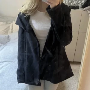 Kappa - Marinblå kappa köpt på plick men som inte kommer till användning💓