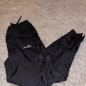 Ellesse  - Ellesse dress med tillkommande kofta/ jacka. Stor rensning av garderober samt hus oga flytt. Pris kan diskuteras för paketpris på fler än 3 varor. 
