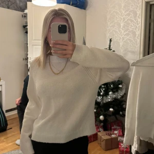 Stickad tröja  - Vit stickad tröja köpt ifrån Asos för något år sedan, använd men väldigt fint.❤️ 