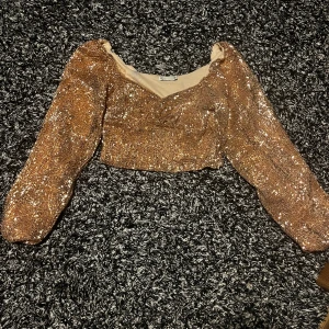 Nelly top/blus - Jättefin palijett top/blus från Nelly, har endast använt den på min födelsedag så den är i nyskick skulle jag säga, hör av vid intresse 💕