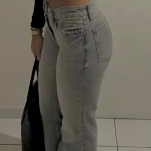 Low waist jeans Ginatricot  - Säljer ett par low waist jeans från Gina tricot. Kan även sitta som mid waist. Orginalpriset är 499kr mitt pris 300kr men kan även tänka mig att gå ner i pris vid snabb affär.
