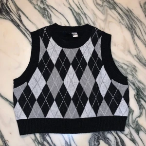 Rutig väst - Alldrig använd väst från h&m. Är i nytt skick. 