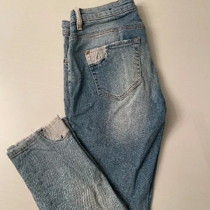 Raka jeans med lappning  - Jeans från Mango med lappningar på bla ankeln och ficka, super coola men tyvärr för  små. 