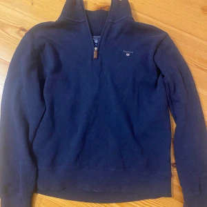 Gant zip - Den här GANT ZIP tröjan är PERFEKT för vintern🔥Säljs eftersom att den inte längre passar. Skicket är 9/10 och pris kan även diskuteras💪